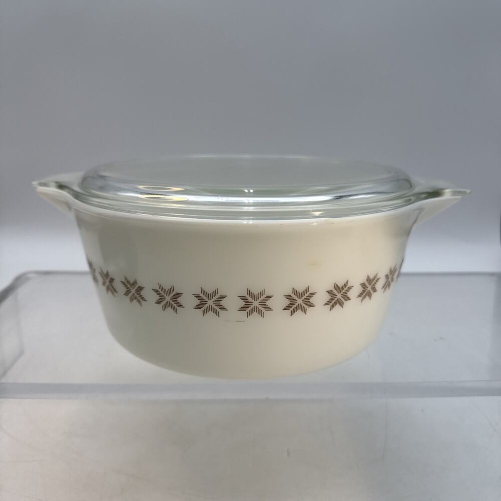 Pyrex #475-B 2 1/2 Qt Town & Country Pattern White/Tan Starburst Casserole EUC